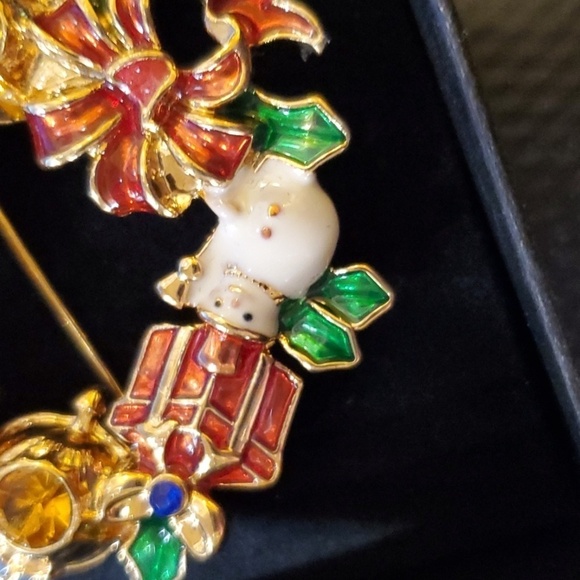 Avon 2010 Collectible Holiday Wreath Pin - Picture 3 of 6